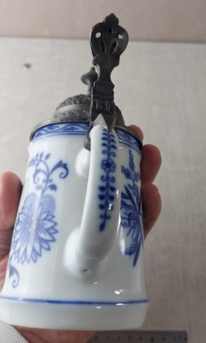 Ancienne chope à bière, décor Blue Onion / porcelaine Tchécoslovaquie / Czech