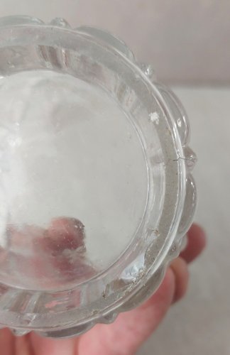 Ancienne chope à bière, en verre, décor tête de bouc en relief, Saint Louis