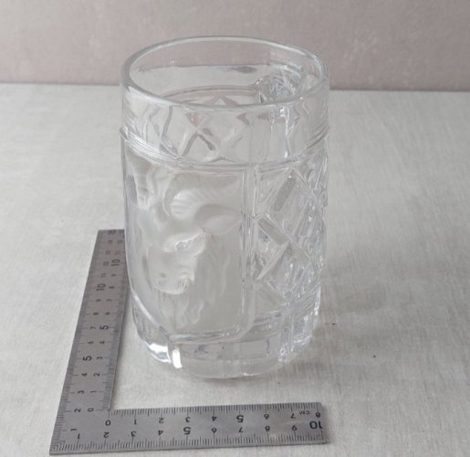 Ancienne chope à bière, en verre, décor tête de bouc en relief, Saint Louis