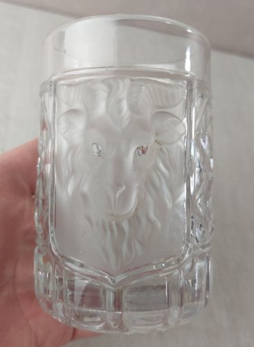 Ancienne chope à bière, en verre, décor tête de bouc en relief, Saint Louis