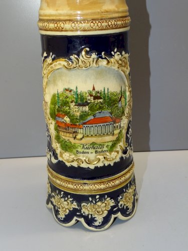 -ANCIENNE CHOPE MUSICALE CERAMIQUE BADEN BADEN KURHAUS 0,5 l LILLY MARLEEN    D