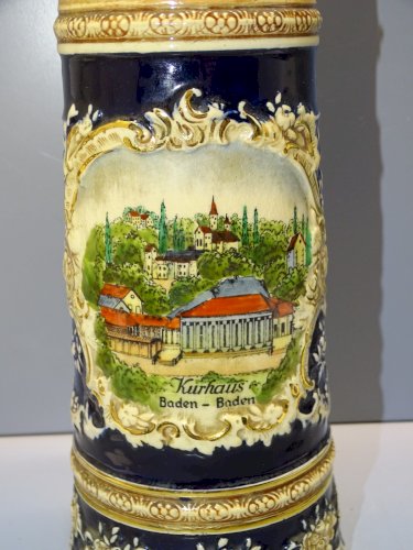 -ANCIENNE CHOPE MUSICALE CERAMIQUE BADEN BADEN KURHAUS 0,5 l LILLY MARLEEN    D