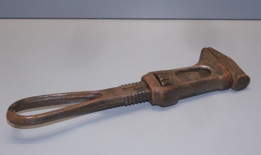 - ANCIENNE CLE ANGLAISE MARTEAU HI OUTIL ANCIEN OLD TOOLS COLLECTION GARAGE  D