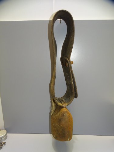- ANCIENNE CLOCHE de VACHE METAL DEVOUASSOUD CHAMONIX N°5 Première Qualité