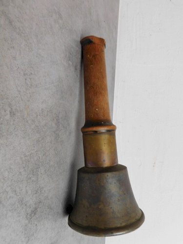 ANCIENNE CLOCHE EN BRONZE ET BOIS