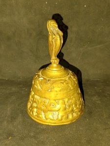 ancienne cloche en bronze ou laiton poigne oiseau en bon etat