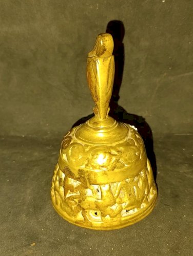 ancienne cloche en bronze ou laiton poigne oiseau en bon etat