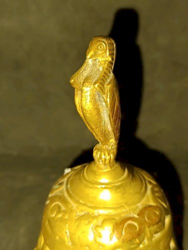ancienne cloche en bronze ou laiton poigne oiseau en bon etat