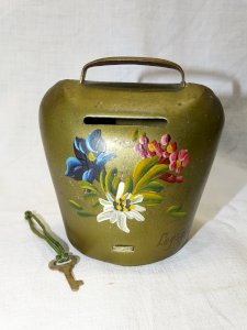 -ANCIENNE CLOCHE TIRELIRE SOUVENIR de LEYSIN METAL PEINT BOUQUET de FLEURS  D