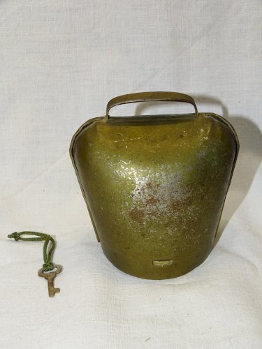 -ANCIENNE CLOCHE TIRELIRE SOUVENIR de LEYSIN METAL PEINT BOUQUET de FLEURS  D