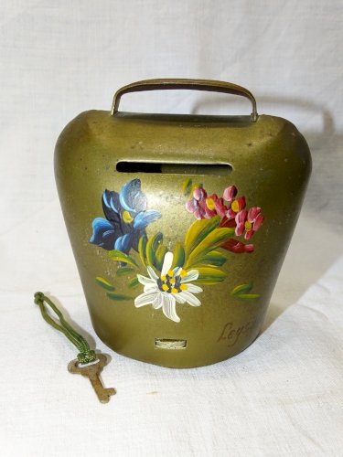 -ANCIENNE CLOCHE TIRELIRE SOUVENIR de LEYSIN METAL PEINT BOUQUET de FLEURS  D