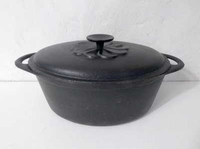 Ancienne cocotte en fonte Marguerite
