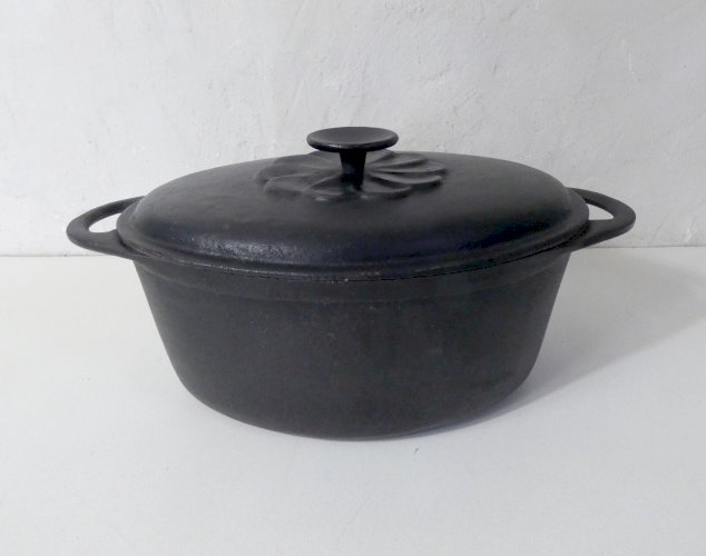Ancienne cocotte en fonte Marguerite