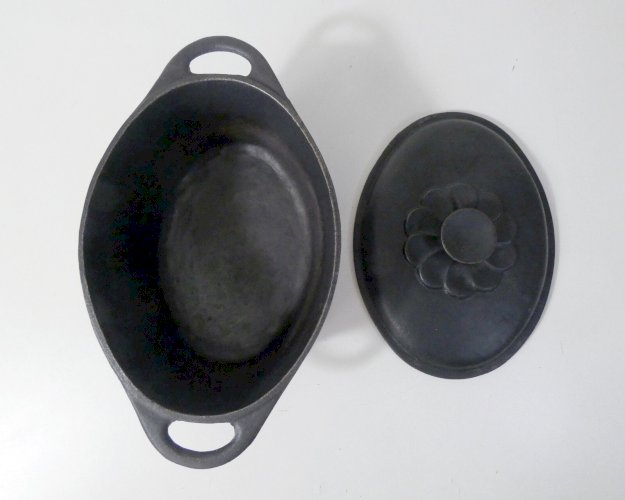 Ancienne cocotte en fonte Marguerite