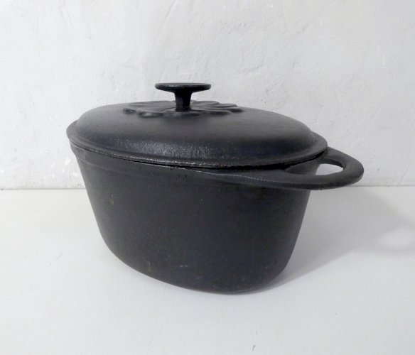 Ancienne cocotte en fonte Marguerite