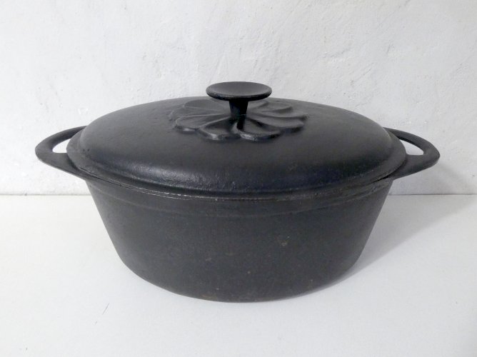 Ancienne cocotte en fonte Marguerite