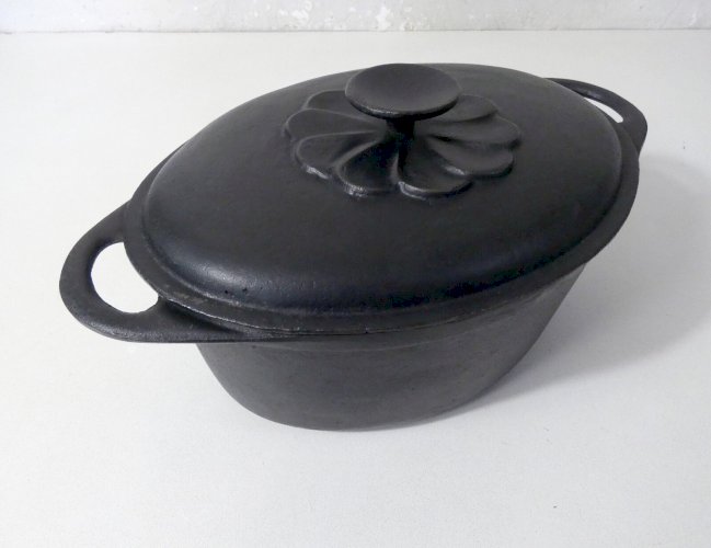 Ancienne cocotte en fonte Marguerite