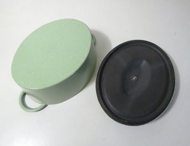 Ancienne cocotte en fonte vert moucheté