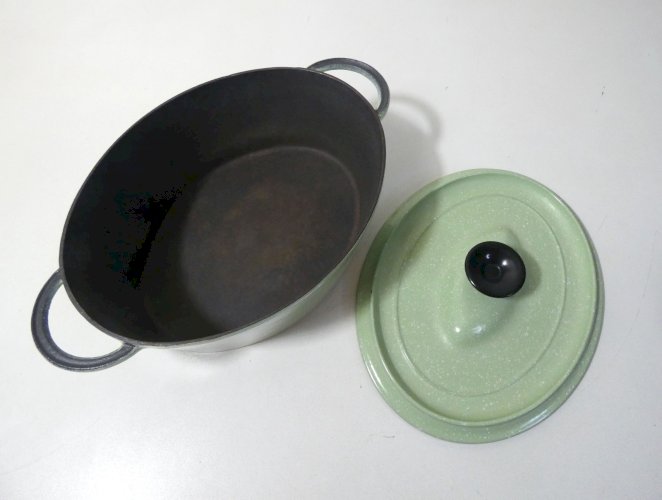 Ancienne cocotte en fonte vert moucheté