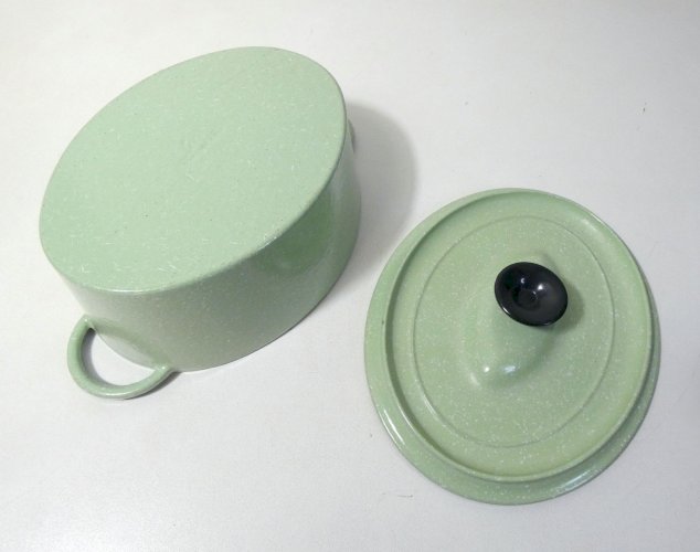 Ancienne cocotte en fonte vert moucheté