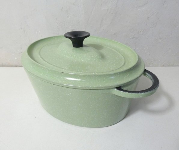 Ancienne cocotte en fonte vert moucheté