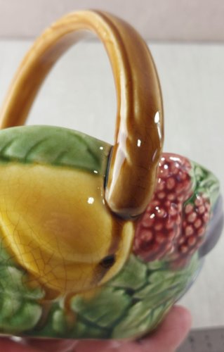 Ancienne corbeille / panier, décor fruits, en barbotine de Sarreguemines