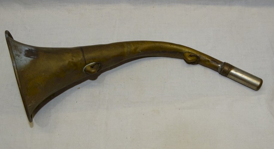 -ANCIENNE CORNE D'APPEL ou ANCIEN COR de CHASSE en LAITON avec chocs d'usage   D