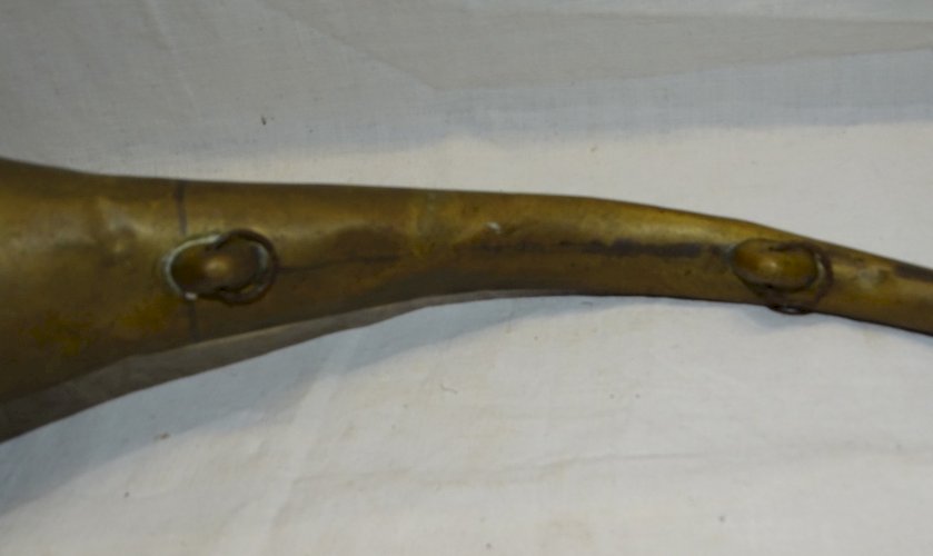 -ANCIENNE CORNE D'APPEL ou ANCIEN COR de CHASSE en LAITON avec chocs d'usage   D