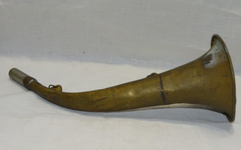 -ANCIENNE CORNE D'APPEL ou ANCIEN COR de CHASSE en LAITON avec chocs d'usage   D