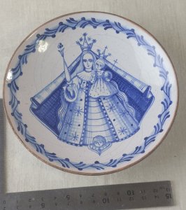 Ancient bowl decorated with Virgin and Child, to be identified.