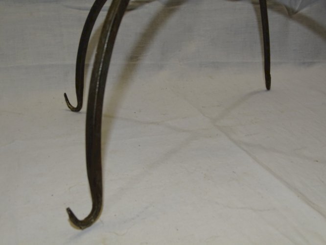 - ANCIENNE COURONNE D'OFFICE  FER FORGE A SUSPENDRE DANS LA CHEMINEE CUISINE   D
