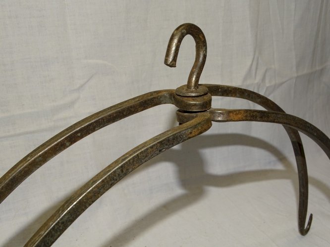- ANCIENNE COURONNE D'OFFICE  FER FORGE A SUSPENDRE DANS LA CHEMINEE CUISINE   D