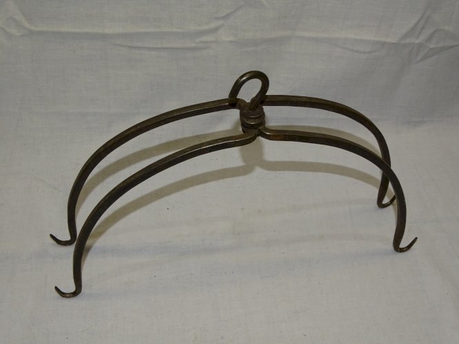 - ANCIENNE COURONNE D'OFFICE  FER FORGE A SUSPENDRE DANS LA CHEMINEE CUISINE   D
