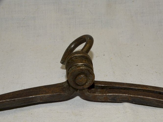- ANCIENNE COURONNE D'OFFICE  FER FORGE A SUSPENDRE DANS LA CHEMINEE CUISINE   D
