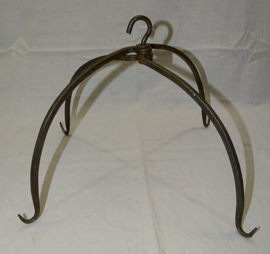 - ANCIENNE COURONNE D'OFFICE  FER FORGE A SUSPENDRE DANS LA CHEMINEE CUISINE   D