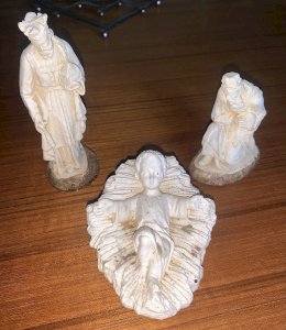 Ancienne crèche de Noël santons en plâtre enfant Jesus roi mage