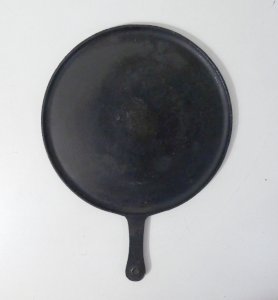 ancienne crêpière galetière en fonte art populaire Bretagne Cousances 27cm