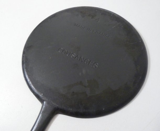 ancienne crêpière galetière en fonte art populaire Bretagne Cousances 27cm