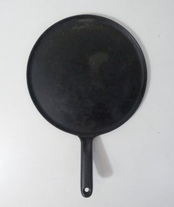 ancienne crêpière galetière en fonte art populaire Bretagne France 30cm