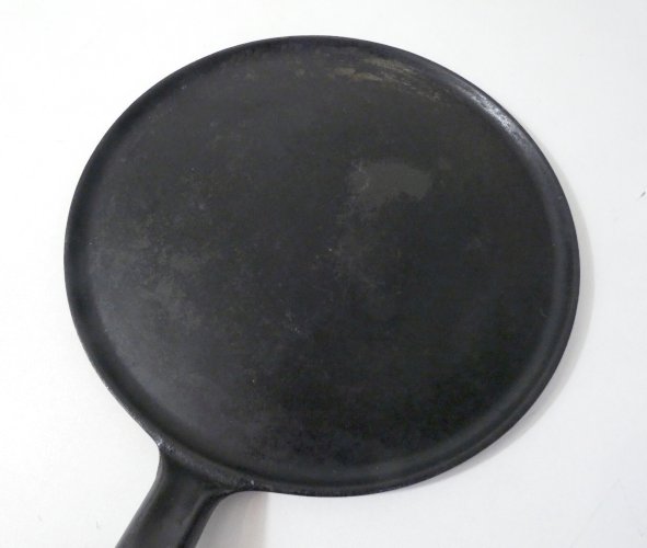 ancienne crêpière galetière en fonte art populaire Bretagne France 30cm