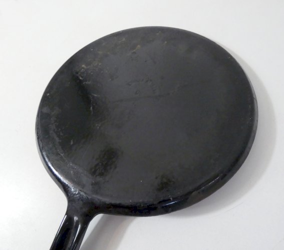 ancienne crêpière galetière en fonte art populaire Bretagne France 30cm