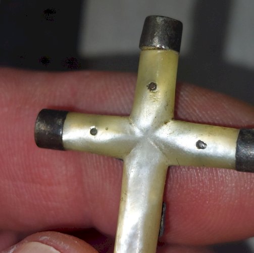 Ancienne croix / crucifix, en nacre et argent