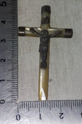 Ancienne croix / crucifix, en nacre et argent