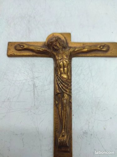 ancienne croix en bronze signé Dorlia en bon etat