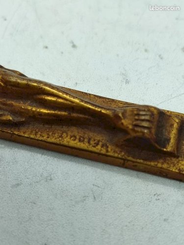 ancienne croix en bronze signé Dorlia en bon etat