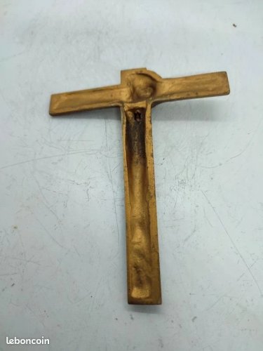 ancienne croix en bronze signé Dorlia en bon etat