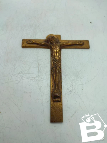 ancienne croix en bronze signé Dorlia en bon etat