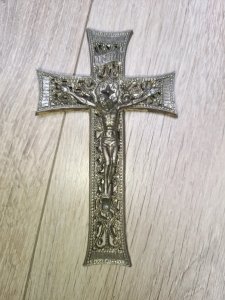 Ancienne croix en métal bien travaillé en.bon état