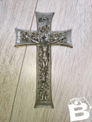 Ancienne croix en métal bien travaillé en.bon état