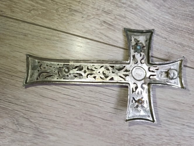 Ancienne croix en métal bien travaillé en.bon état